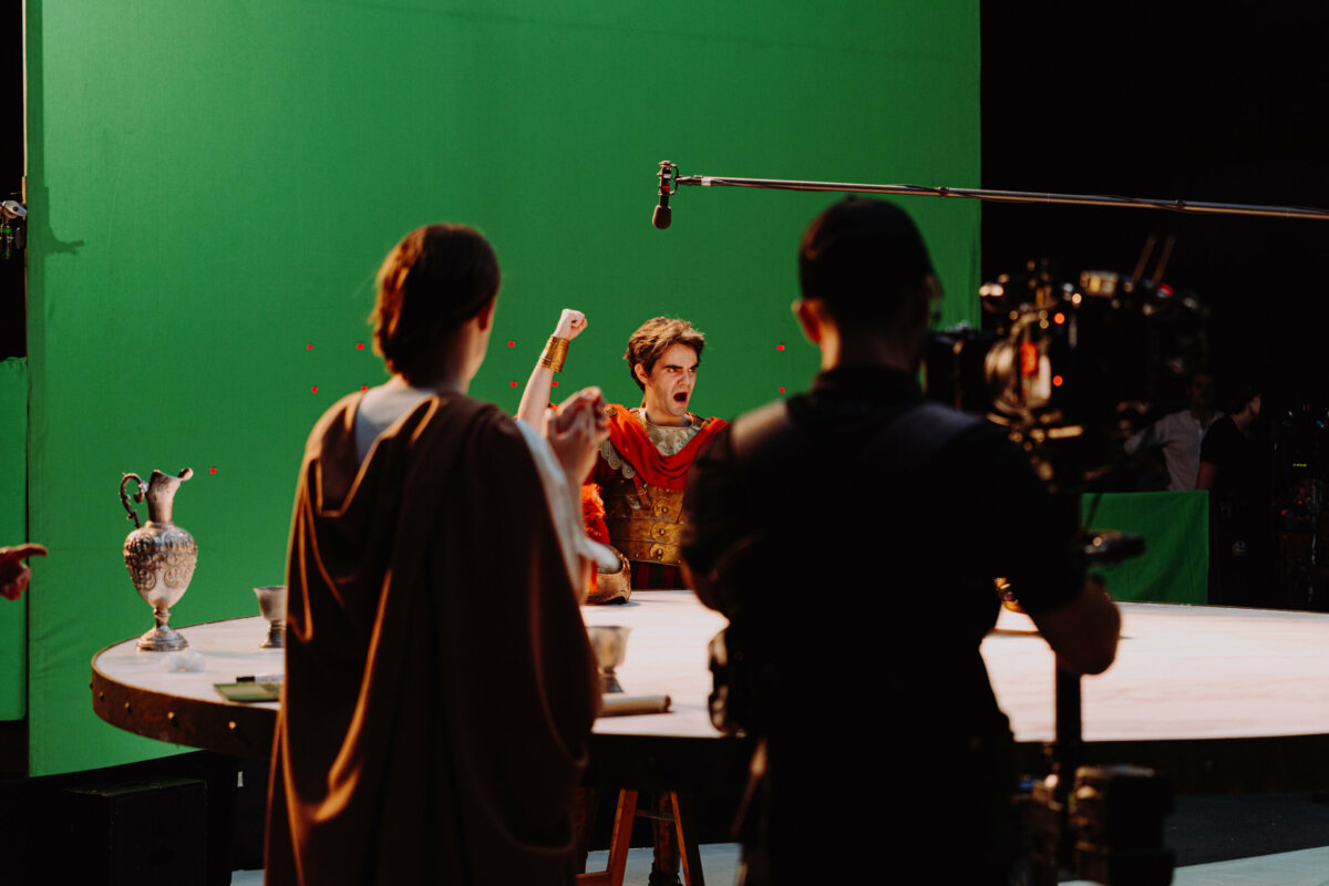 Behind the scenes on a green screen set with actors in Roman costume – Ubisoft Anno 117