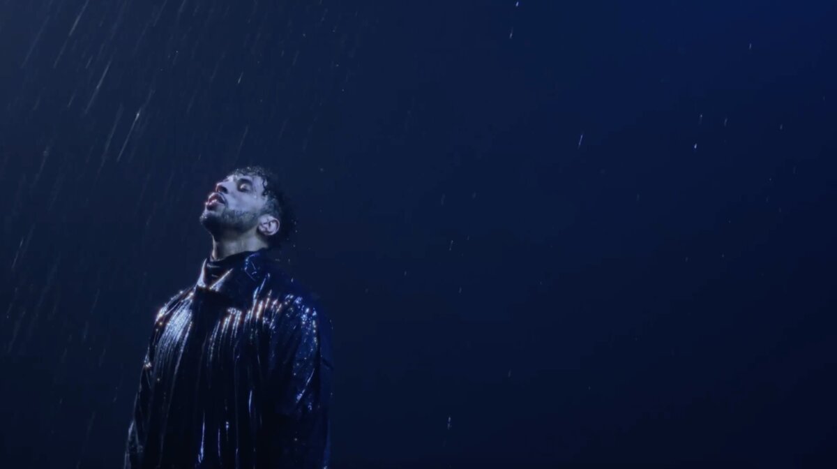 Artist under blue light in the dark – Disiz ft. Damso “Rencontre” music video