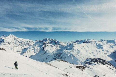 Skier on snowy peaks – shooting locations in the French Alps