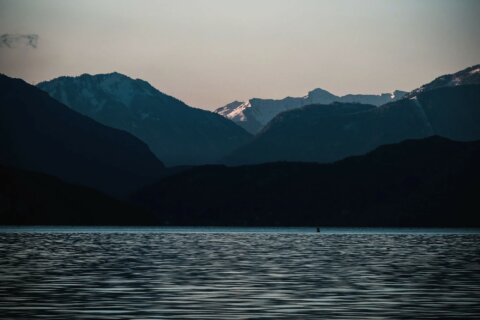 Mountain lake at dusk – shooting locations in the French Alps