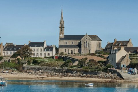 Seaside village with a church spire – shooting locations on the west coast of France