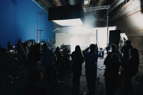 Film crew on a blue-lit studio set – Jeanne “Respire fort” behind the scenes