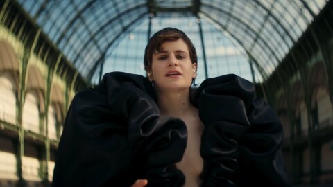 Rahim Redcar performing under the glass roof of the Grand Palais – Global Citizen